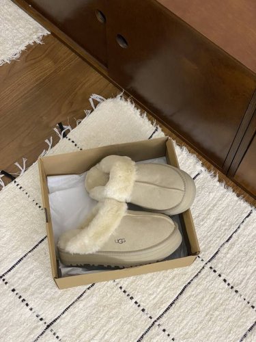 正码 Ugg｜ 专柜最新 厚底星拖 鞋底厚底：约 3Cm 鞋面设计，鞋面采用优质翻毛皮，亲肤舒适。 鞋内里材质，采用隆丰羊皮毛一体。蓬松柔软，双重御寒升级。 鞋