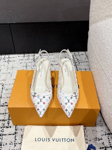 顶级版本Louis Vuitton 路易威登 25 春夏尖头高跟鞋鹰嘴小尖头搭配镂空皮条小方扣可调节松紧，Lv五金 “logo”饰以点缀，细节质感特别的高级！犀