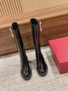罗杰 维维亚23秋冬方扣粗跟 直筒长靴 简约精致 水钻方扣点缀 气质华丽 小牛皮&开边珠 质感时髦的 原版成型发泡底 脚感轻盈舒适 Size：35-39 40定