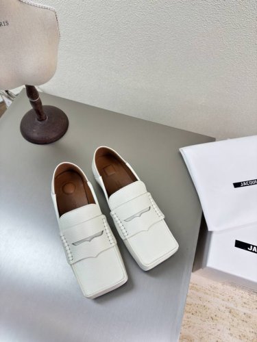 jacquemus25Ss砖块 方头蝴蝶结乐福鞋 乐福鞋 米白色 荔枝纹牛皮 个性突出 鲜明格调 p390 ————————————— 面料 小牛皮 内里 小羊