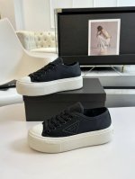 Prada 24 普拉达春夏最新三角标 休闲 运动鞋 原版购入开发 做货 这款休闲鞋时尚简洁，展现出极简风格和运动个性的充分融合。 搭配经典的棉质鞋带和轻便的橡