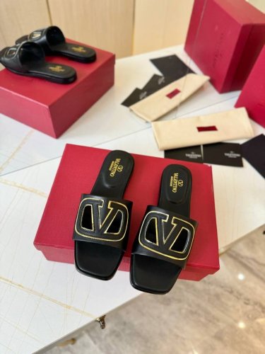 顶级版本2024春夏吴千语新款valentino华伦天奴镂空平底拖鞋。鞋面3D压制大logo V家品牌标识。切边更是加上油边工艺无毛刺更清爽。垫脚也是3D立体商