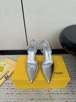 Fendi 24Ss 芬迪系列 双ff 高跟 凉鞋 采用锥形鞋头和金属踝带设计 ，鞋跟饰有金属selleria缝线及金属饰钉 互相呼应 展现出最前卫时尚舒服的设