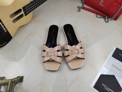 真皮底 Saint Laurent 圣罗兰、平板凉鞋早春专柜同步最新款LSY经典上乘美艳力作 专柜最火春夏系列 兼备气质 时尚 经典耐看的设计风格 上脚效果特别