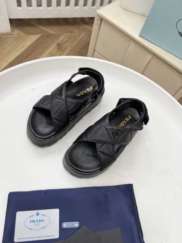 Prada 普拉达25ss夏季新款情侣款沙滩厚底勃肯凉鞋这个鞋型真的属于经典不会过时的设计而且符合当下大家这种追求舒适，健康的穿着理念，被很多国内外的明星，时尚