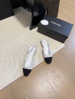 Chanel 经典slingback后空凉鞋前几年一直在做这个款今年我们还是重新购版，再次精细copy。发现新版面的鞋面线条和形体舒适度都做了微调！ 这个品牌方