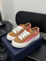 橙子出厂价 Dior 迪奥 B33运动鞋 低帮休闲板鞋 情侣款 男女同款 这款是2024Ss秋季新品，全新演绎经典的网球鞋，时尚廓形突显厚重质感。采用白色光滑牛