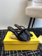 代购级 24ss Fendi 走秀主推系列，新品上线，芬具桌脚设计灵感改创于今年秀场的主推系列鞋履。当季新品，众所周知，鞋子永远设计为高级感满满的，高端大气上档