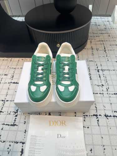 Dior迪奥 24春夏松糕厚底休闲运动鞋小白鞋 采用绿色和白色光滑牛皮革精心制作，侧面饰以白色五角星 印花标志，鞋舌、鞋底和后侧饰以各种特色细节提升格调，而孔眼