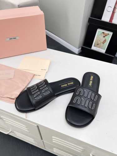 高品质出厂 Miumiu 2024SS新款平底微标拖鞋简约大气时髦，耐看不过时.是时尚圈永不退潮的经典所在，复古的英伦风格，让你穿出不一样的气质！ 面料：牛皮