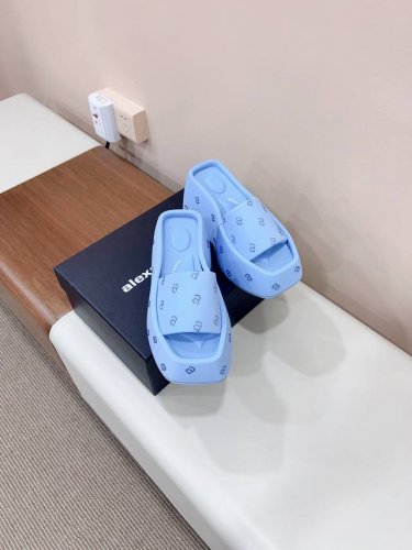 冲量价 *~ 已认证 松糕厚底水台凉拖 这个夏季必须拥有一双大王鞋子 各大网红达人选择 鞋面:原版订制高丝光布料胶印全包工艺 垫脚:原版定制高丝光布料 大底:P