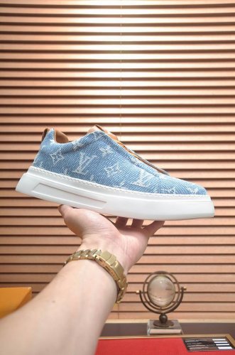 出厂价 LOUIS VUITTON 原单跑量价 水染牛皮内里 新款LV路易威登 * 顶级版本 LV经典潮鞋！选用进口原版牛皮 水染牛皮内里.原版耐磨橡胶大底！高