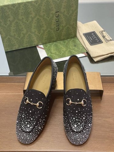 2025早春新款gucci Jordaan系列多刻面水晶钻乐福鞋 年底冲刺 顶级品质单鞋 最高版慕勒便鞋 作为设计传承的杰出代表，马衔扣系列乐福鞋生动彰显经典优