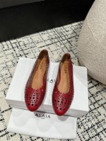 Alaia 24 新品 牛皮经典复古平底单鞋 阿莱亚经典复古镂空平底单鞋～满满的少女风，既摩登又复古的味道～非常的简约大气，不管半身裙，连衣裙～还是牛子裤，它都