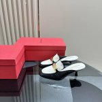 Ferragamo Ss24春夏款全新上市菲拉格慕猫跟穆勒凉拖，这款猫跟穆勒凉拖鞋随性时髦，对比鲜明的配色和纹理更添亮点。鞋面选用棉麻帆布和牛皮制成，饰有双缝线