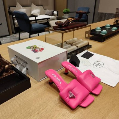继补色 玫红与黄 马卡龙系列 顶级包装配套最高版本 PRADA 2024普拉达春季 最新款且超级爆系列填充羽绒矮跟凉爆品。 顶级原版区分:看原版粗鞋跟以及填充绒