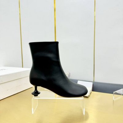 冲量价: 酒杯跟短靴 224 罗意威loewe明星同款最新圆头专柜百搭新品靴，鞋面采用进口开边珠牛皮哑光牛皮，质感超级奈斯，上脚一个高端产品，内里混种皮，意大利