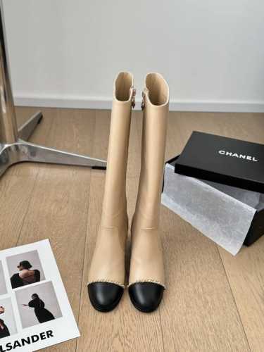 Chanel 24B小香经典骑士靴 永恒的经典 鞋柜里常青的系列单品 一般碰到这个类型的靴子可以多入哦～ 具有名媛气质 又带着一丝不经意的小复古 小小圆头拼接设