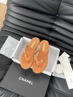 Chanel 25C新品夹脚人字拖鞋！这一系列这真的是绝了 怎么会这么美！夏天真的是无敌搭配可盐可甜～ 鞋面采用进口小牛皮 丝绒内里是小羊皮 丝绒真皮大底码数：