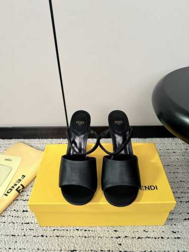 Fendi 24Ss 芬迪系列 双ff 高跟 凉鞋 采用锥形鞋头和金属踝带设计 ，鞋跟饰有金属selleria缝线及金属饰钉 互相呼应 展现出最前卫时尚舒服的设