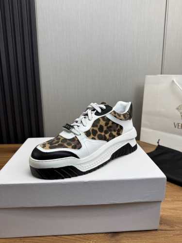 工厂价 ＶＥＲＳＡＣＥ.范思哲.情侣款时尚皮革休闲运动鞋常年热卖款面料:头层牛皮内里:羊皮皮内里原版大底开模大底尺码:36-45 45定做不退换