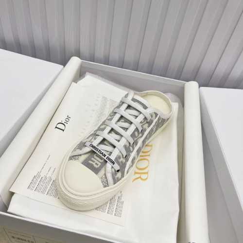 出厂 ， 现货高品质 Dior 迪奥 平底运动鞋采用全刺绣标志性图案市场顶级品质国外专柜爆款非市场普通仿版面料采用意大利进口布料刺绣鞋面，原版模具注胶logo磨