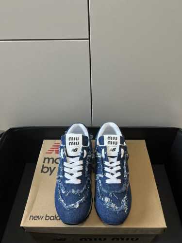 布 皮 独家代购级别发售 Miumiu X New Balance 574联名系列 太火了！缪缪这次联名诚意满满非常有亮点，旧毛边的设计又随意又百搭。好穿不累还