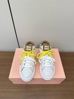 缪缪miumiu2024早秋新款小白鞋半拖 新款休闲鞋厚底小白鞋 双拼色鞋带设计、少女味一足，能把休闲鞋打造的如此甜美，只有m才能做到了，上脚气场一足，随意搭配
