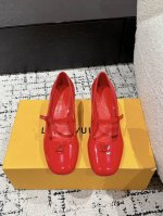 Louis Vuitton 25 Swing最新 圆头搭扣 5.5粗跟 玛丽珍鞋 简约精致，高级感满满，尽显优雅气质～ 上脚超好看，拉满了夏日美鞋绝绝子啊 鞋面