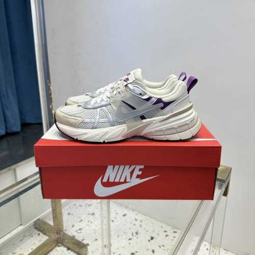 nike V2K Runtekk 充正版本 减震防滑复古低帮跑步鞋 材质上使用大面积网眼 皮革 Tpu 组成 支撑和透气性肯定不错 中底处由 Cushlon 泡