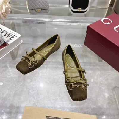 9099-10 绿￥390（35-42）这款马衔扣芭蕾平底鞋选用方形鞋头设计，搭配雅致的蝴蝶结细节，致敬传统芭蕾舞鞋款型。这款单品以光泽丝缎匠心打造，巧妙缀饰浅