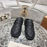 女款 男款p3002024情侣款专柜主打最新款lv拖鞋硬货上新 王鹤棣.王嘉尔.白敬亭，林俊杰，龚俊等众多明星同款speedy真的很酷， 品牌新任总监pharr