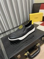 出厂价： Fendi 芬迪 男士最新款休闲鞋！专柜同步上市！全进口头层小牛皮制面，内里采用头层水染牛皮，原版原厂特供橡胶大底。引领时尚新概念。配码：38-442