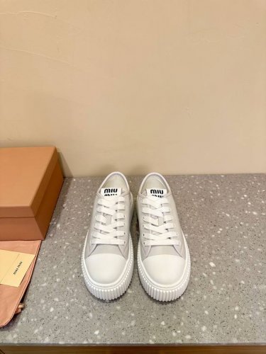 Miumiu Ss24 秋冬新品 Miu 24春夏厚底 摔纹牛皮 做旧小白鞋 简约造型，超轻发泡鞋底，脚感妥妥满分 细节特写 新季的潮流要素一 与此刻挚爱的概念