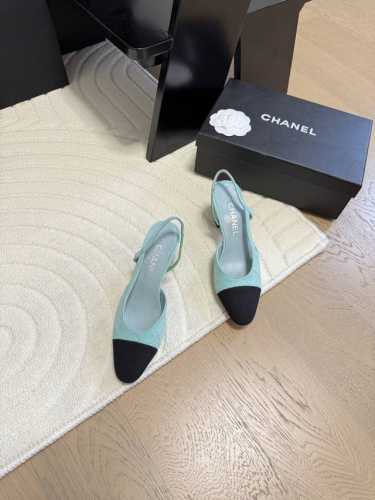 Chanel 经典slingback后空凉鞋前几年一直在做这个款今年我们还是重新购版，再次精细copy。发现新版面的鞋面线条和形体舒适度都做了微调！ 这个品牌方