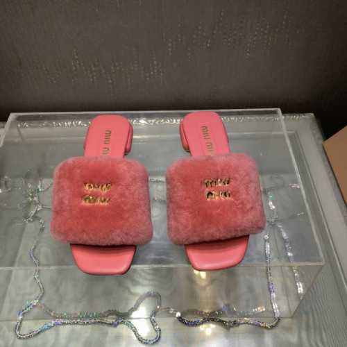 出 ～Miu Mi*2024早秋新品 金扣羊毛拖～上脚性感时尚！集低调时尚的一款毛拖，可盐可甜！随意搭配怎么穿都好看 鞋面：纯羊毛 内里 垫脚：羊皮 大底：意大