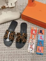 出厂价 斑点系列 Hermes 爱马仕h拖鞋oran凉鞋系列 时尚又百搭 超级舒服 每个细节都做到极致 原版麂皮 原版1:1独家私模鞋面 原版真皮沿条大底 包装