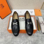 h家 Herme* 爱马-仕 新品paris乐福鞋皮鞋 官方售价rmb ,800 采用进口牛皮 开边珠亮皮 粒面牛皮 手掌纹牛皮 打造 搭配经典复古金属h Lo