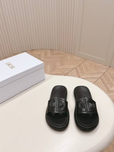 出厂 ，Dior迪奥 2024夏季新款 Cd字母 猪拖鞋 原版复刻 高版本 超耐看随意百搭款 上脚非常舒适 显瘦又显白 全原版模具打造 码数：35-40