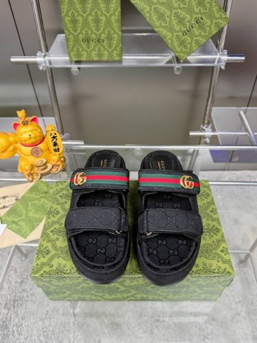 出厂价 女士 Gg 厚底系带拖鞋 Gucci 女士签名鞋凸显引人注目的主题。通体提花设计带有几何 Gg 图案，饰有创始人姓名首字母。这款厚底凉鞋采用米色和乌木