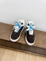 顶级版本miumiu缪缪家早春最新走秀款 休闲运动鞋毛毛鞋 国内外博主刷爆的一款，小红书种草系列，复古又时髦上脚美炸了 简约的运动板鞋设计，极具辨识度的鞋舌，打
