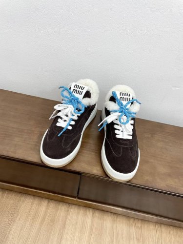 顶级版本miumiu缪缪家早春最新走秀款 休闲运动鞋毛毛鞋 国内外博主刷爆的一款，小红书种草系列，复古又时髦上脚美炸了 简约的运动板鞋设计，极具辨识度的鞋舌，打