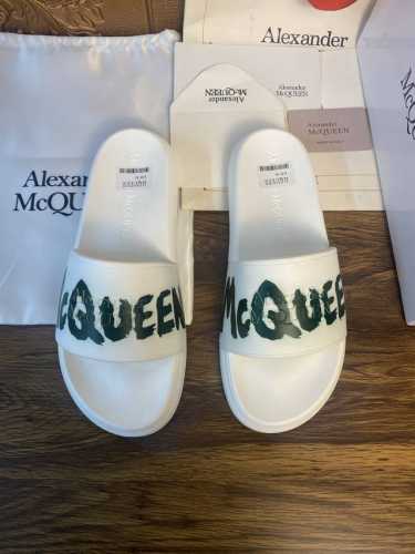 元 Alexander mcqueen 。麦昆拖鞋系列：高端品牌 3D制面，升级版大底，更轻便，防滑。市场顶级品质，潮人必备，夏季拖鞋的季节来了，穿起来超级唯美