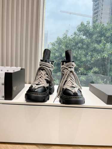 G029Rick Owens Dr.Marten* 联名合作款五芒星交叉绑带侧拉链厚底短中筒马丁靴 博士家的靴子上脚很棒，款式样貌什么的都比较满意，鞋底也不硬穿
