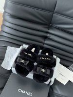 Chanel 24B新款毛毛拖鞋！ 这款毛拖真的是真太可爱了～ 柔软蓬松的毛毛，舒服暖脚 增高显腿长 秋冬搭配袜子休闲又慵懒 上脚真的好看又时髦 进口羊毛，手感