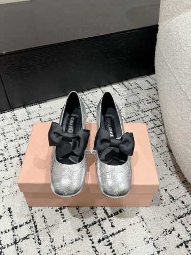 Miu Miu 缪缪 25 早春新品 专柜主打最新走秀款 蝴蝶结复古玛丽珍粗跟单鞋火爆上新！ 缪家高货 顶级工艺打造精品质感 无敌舒适 绝对是一见钟情款！时尚百