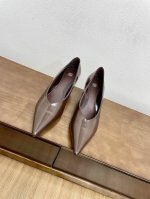 代购级toteme 24S经典复古尖头高跟鞋 极简主义风格，复古又高级！ 简约又大气，属于非常耐看的款式 高级百搭之王一年四季春夏秋冬皆适宜 鞋面采用进口小牛皮