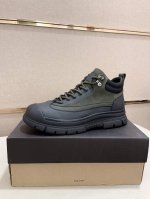 工厂价: 高端货 UGG最新款 1：1品质，面料:欧洲进口牛皮高端品质头层牛皮。内里:羊毛内里，鞋底: 纯进口橡胶发泡大底。高端货，做工精细，潮流时尚。上脚非常