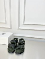 法国小众潮品arizona Love联名deluxe 毛毛凉拖 面料：头层牛皮 内里垫脚：100%真羊毛 大底：橡胶发泡防滑大底 码数：35-40 凉鞋与羊毛的