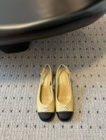 Chane* 小香24 最新方头后空粗跟凉鞋 在众多的品牌中接触过很多个后我还是会一如既往地选择小香，怎么说呢它是非常华丽贵气型但是也不是特别高调的那种，女士喜